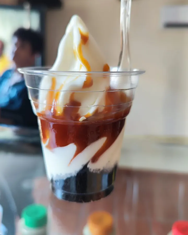 Yogur helado con sirope de caramelo y galleta Oreo